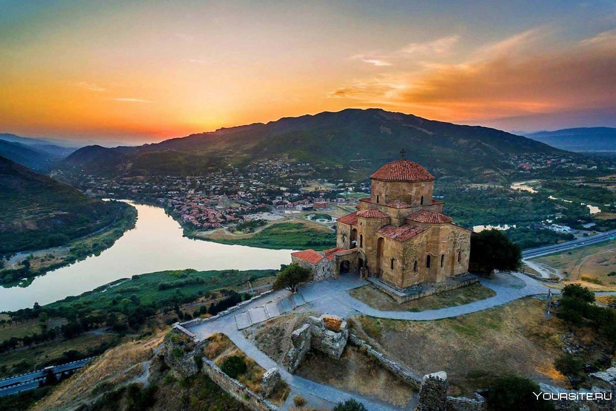1650490893_15-sportishka-com-p-gruziya-tbilisi-dostoprimechatelnosti-kras-15.jpg